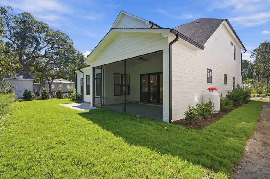 Representative exterior details of a home built from the The Emerson by RobuckHomes in Stonehenge, Raleigh (Image 72).