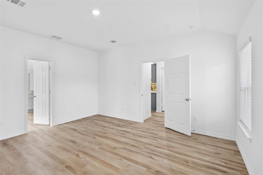 Spacious, unfurnished interior of a new home in , Willis (Image 16).
