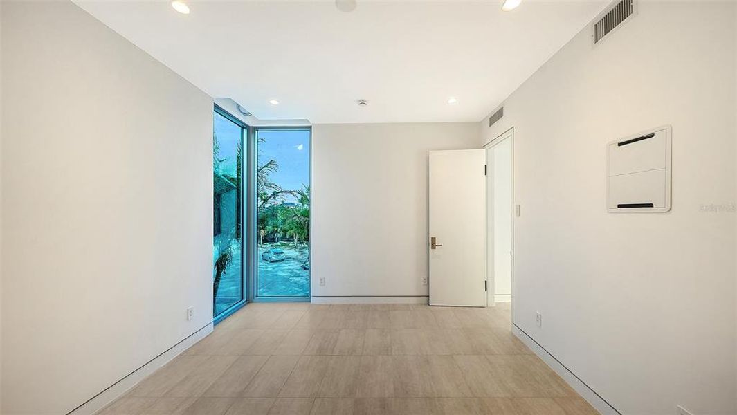 Spacious, unfurnished interior of a new home in , Longboat Key (Image 37).
