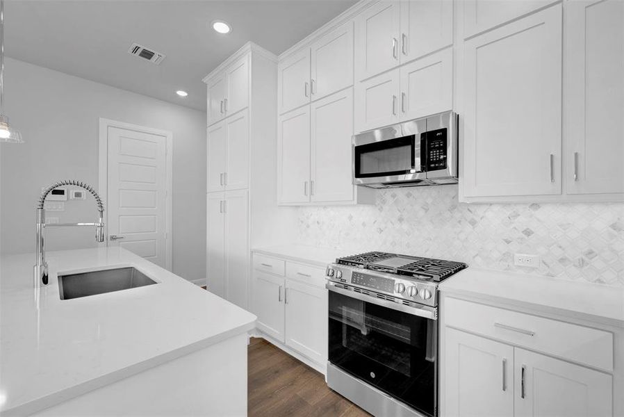 Furnished interior view inside a new home in Painted Tree Woodland West – Cottages, McKinney (Image 8).