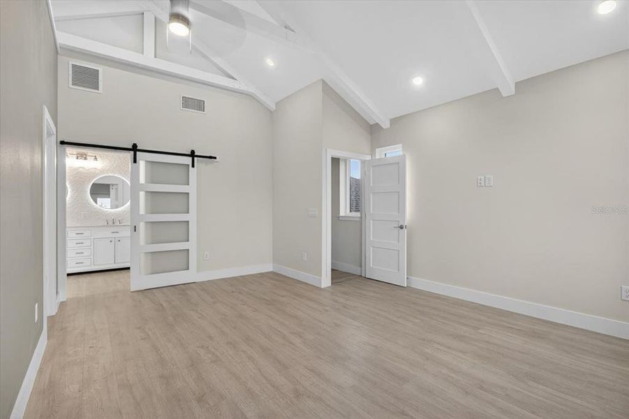 Spacious, unfurnished interior of a new home in , Tarpon Springs (Image 50).