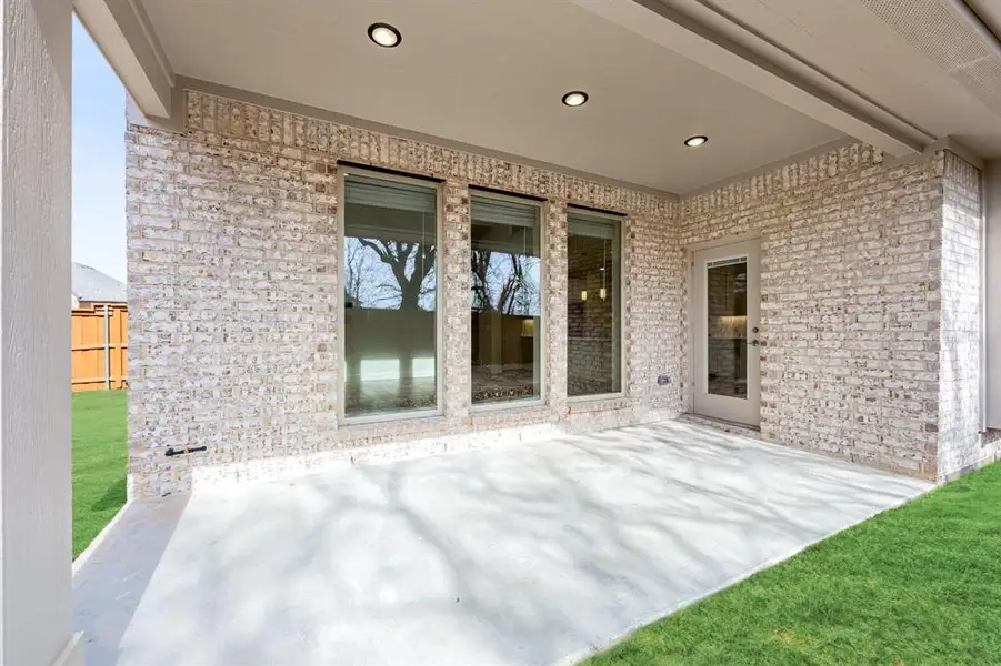 Exterior details and patio area of a home in Rockwood, Mansfield (Image 3).