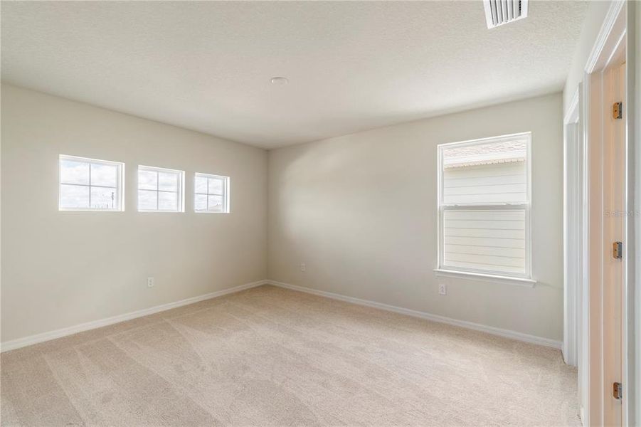 Spacious, unfurnished interior of a new home in , Orlando (Image 32).