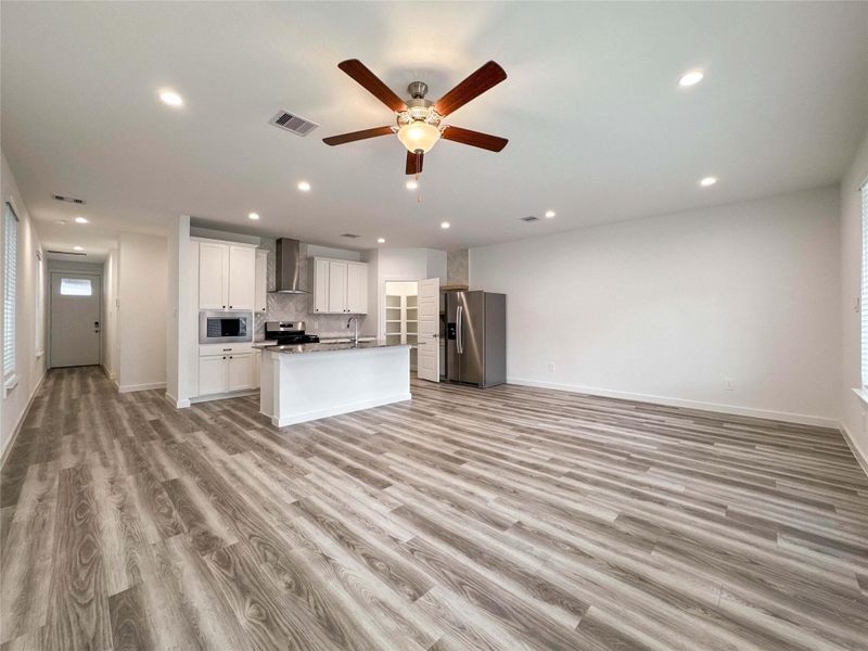 Spacious, unfurnished interior of a new home in , Houston (Image 30).