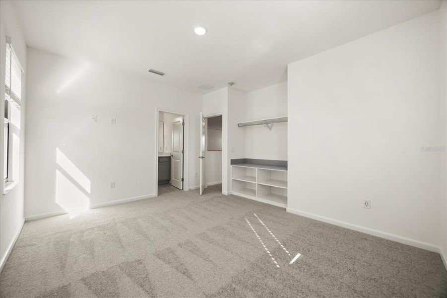 Spacious, unfurnished interior of a new home in , Orlando (Image 42).