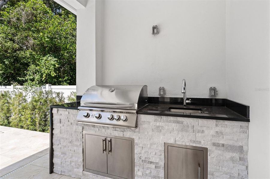 Exterior details and patio area of a home in College Park, Orlando (Image 27).