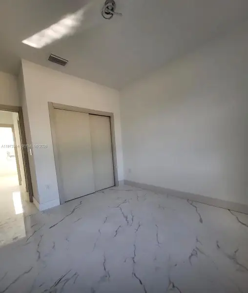 Spacious, unfurnished interior of a new home in , Lehigh Acres (Image 5).