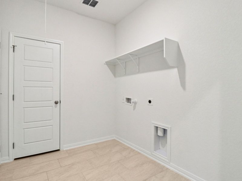 Spacious, unfurnished interior of a new home in Remington Ranch, San Antonio (Image 23).