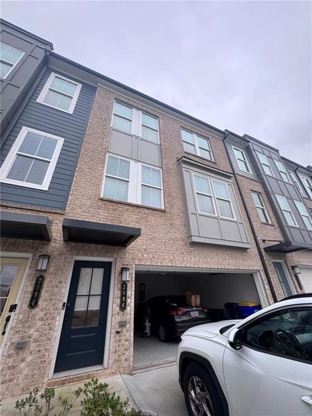 Condo located in Atlanta, GA showcasing its design and architecture (Image 3).