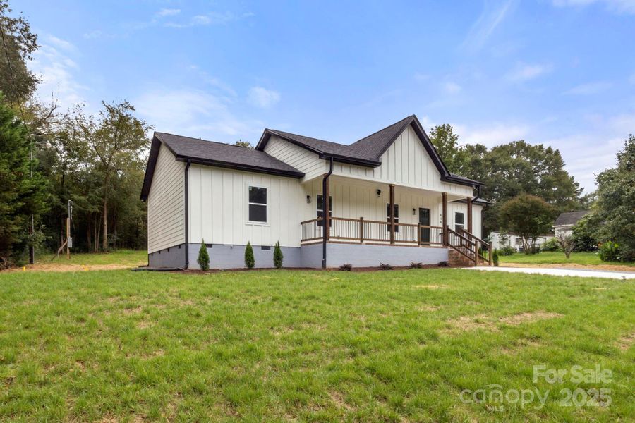 Front exterior of a new home in , Dallas, NC, highlighting curb appeal (Image 23). Front exterior of a new home in , Dallas, NC, highlighting curb appeal (Image 23).
