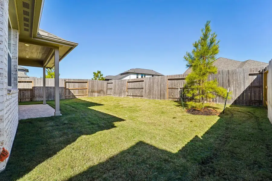 Exterior details and patio area of a home in Evergreen 40', Conroe (Image 4).