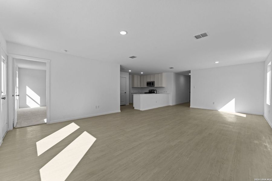 Spacious, unfurnished interior of a new home in Friendship Oaks, Fredericksburg (Image 11).