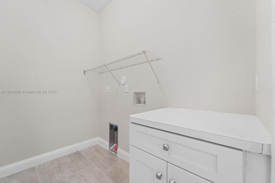 Furnished interior view inside a new home in , Tamarac (Image 10).