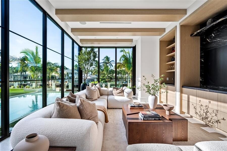 dash_FAMILY_ROOM_STRAIGHT dash_FAMILY_ROOM_STRAIGHT