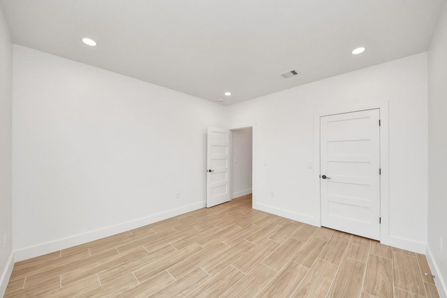 Spacious, unfurnished interior of a new home in , Rosharon (Image 23).