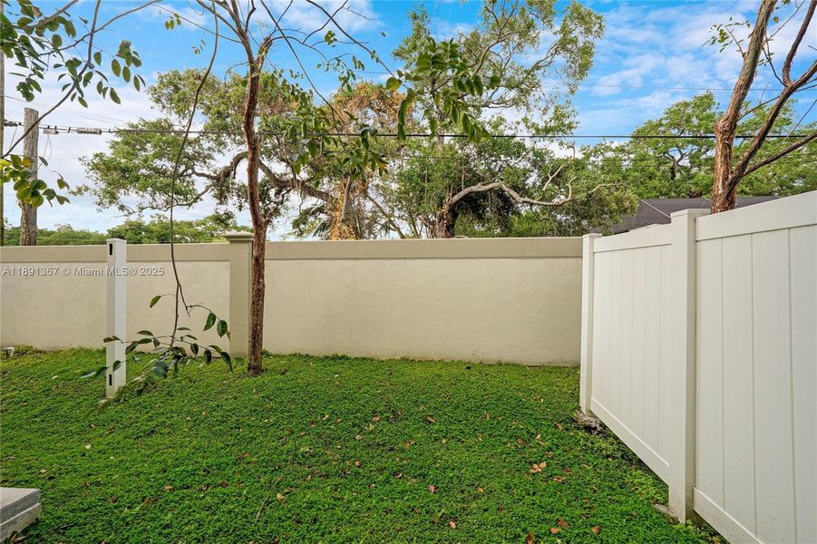 Exterior details and patio area of a home in , Dania Beach (Image 2).