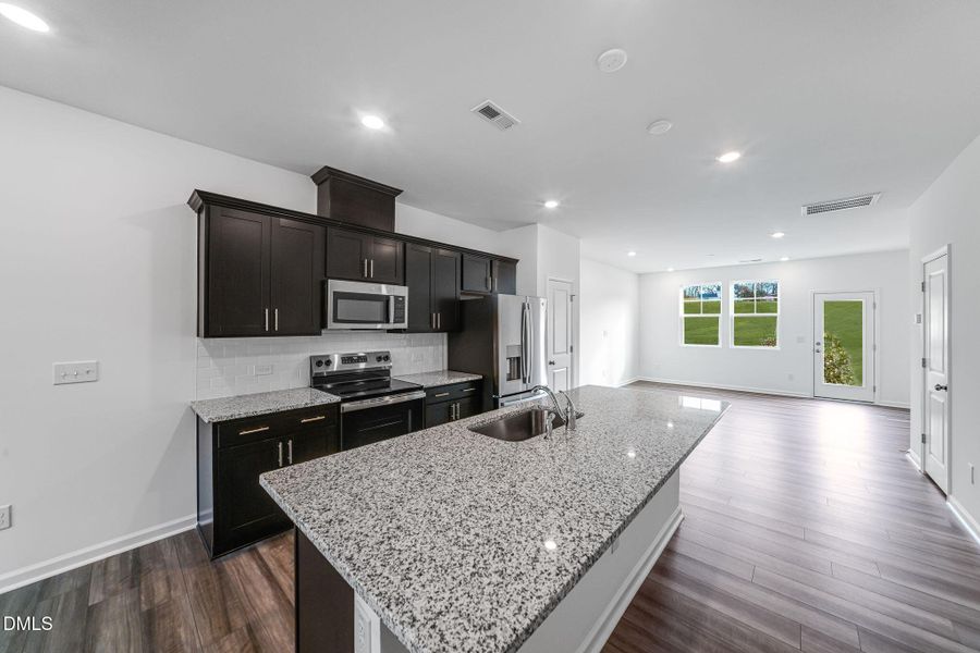 SUN_ElmGrove_Pic_Jackson_QMI_19_Kitchen_