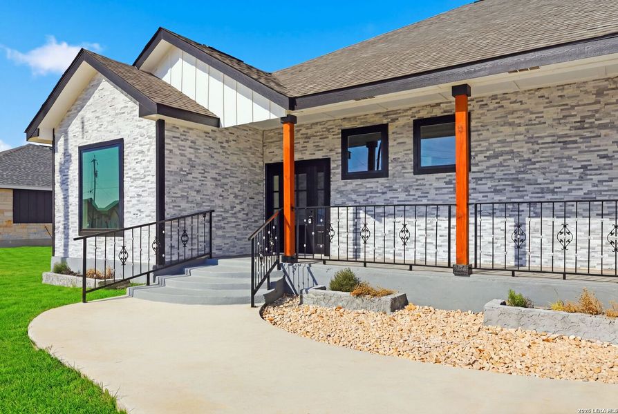 Exterior details and patio area of a home in , Atascosa (Image 3).