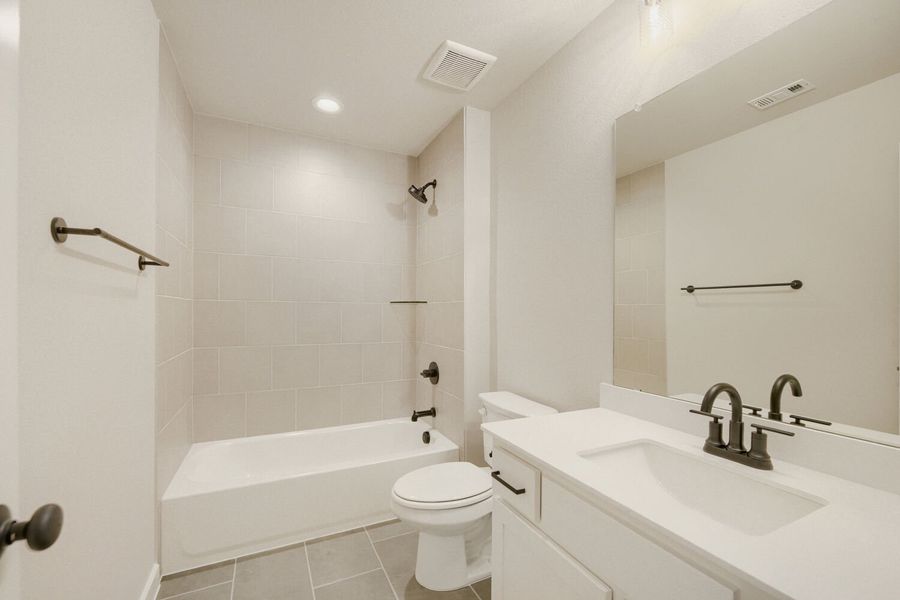 9912 Oak Glade - Full Bathroom 9912 Oak Glade - Full Bathroom