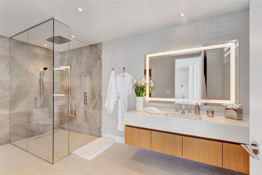 Whispering Sea Pearl 
Suite Bathroom