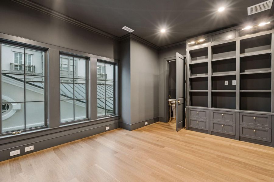 Spacious, unfurnished interior of a new home in , Charleston (Image 20).