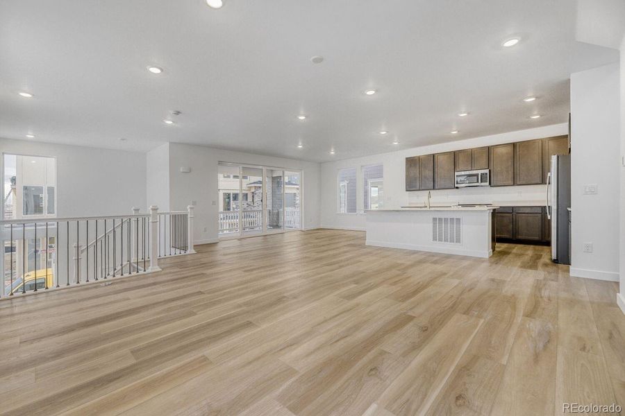 Spacious, unfurnished interior of a new home in Vermilion Creek, Centennial (Image 5).