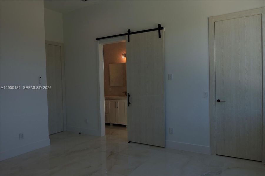 Spacious, unfurnished interior of a new home in , Key Largo (Image 10).