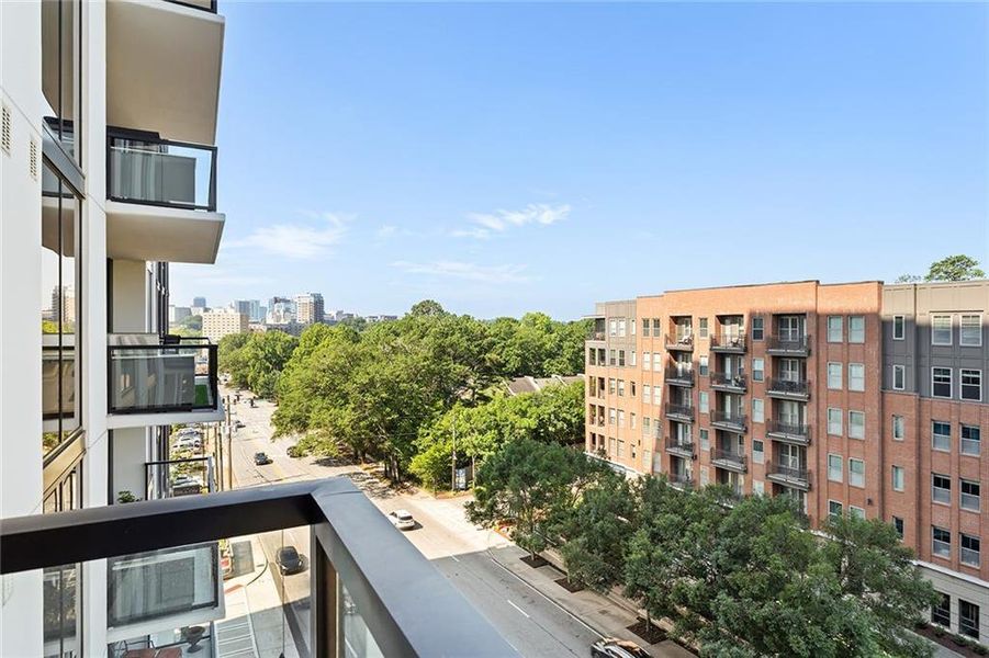 Condo located in Atlanta, GA showcasing its design and architecture (Image 3).