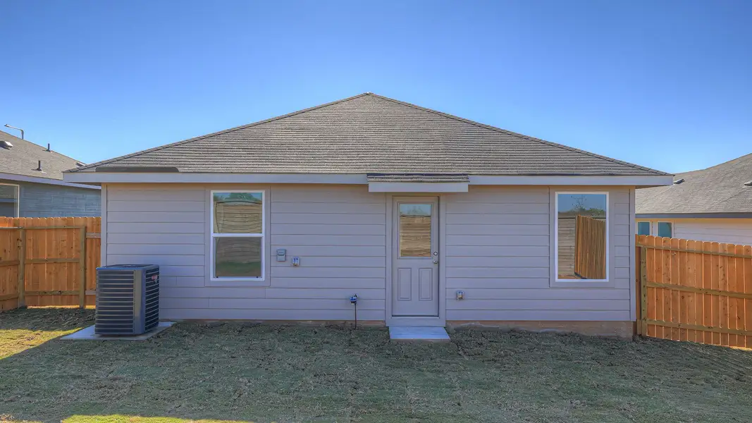 Exterior details and patio area of a home in Ladera, Luling (Image 3).