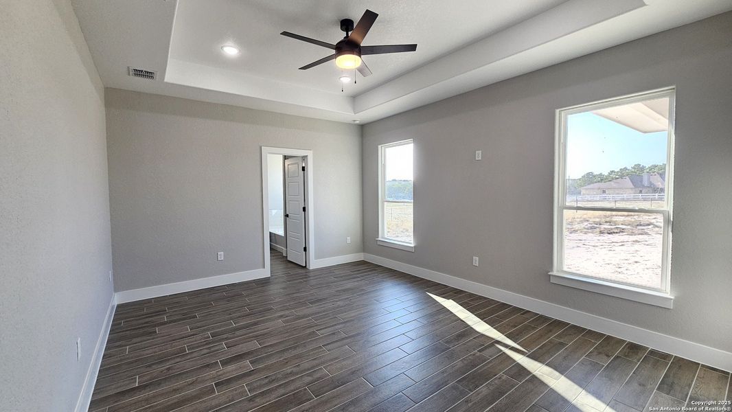 Spacious, unfurnished interior of a new home in , La Vernia (Image 21).