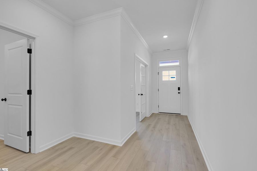 Spacious, unfurnished interior of a new home in Lynbrook, Boiling Springs (Image 16).