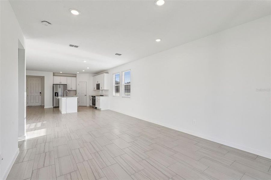 Spacious, unfurnished interior of a new home in Colbert Landings, Palm Coast (Image 28).