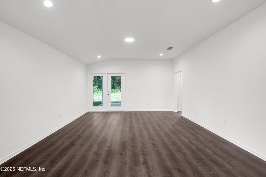Spacious, unfurnished interior of a new home in , Palatka (Image 28).
