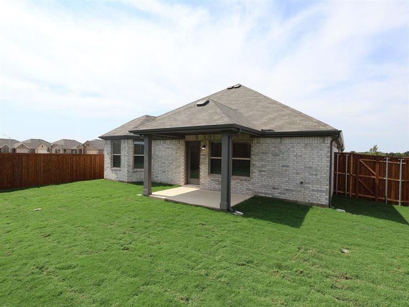 Exterior details and patio area of a home in Meadow Park, Denton (Image 3).