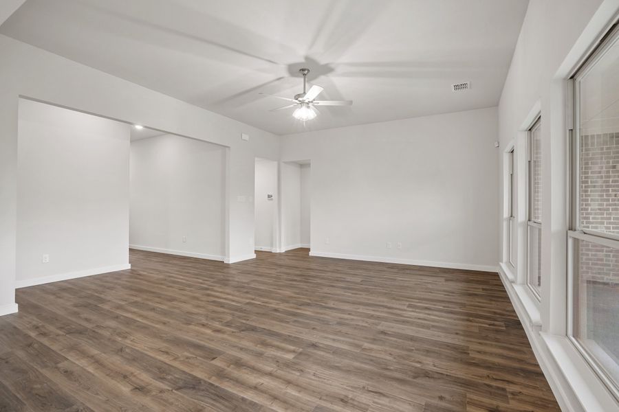 Representative unfurnished interior of a home built from the Waterford III by Cheldan Homes in Stoneview, Glen Rose (Image 21).