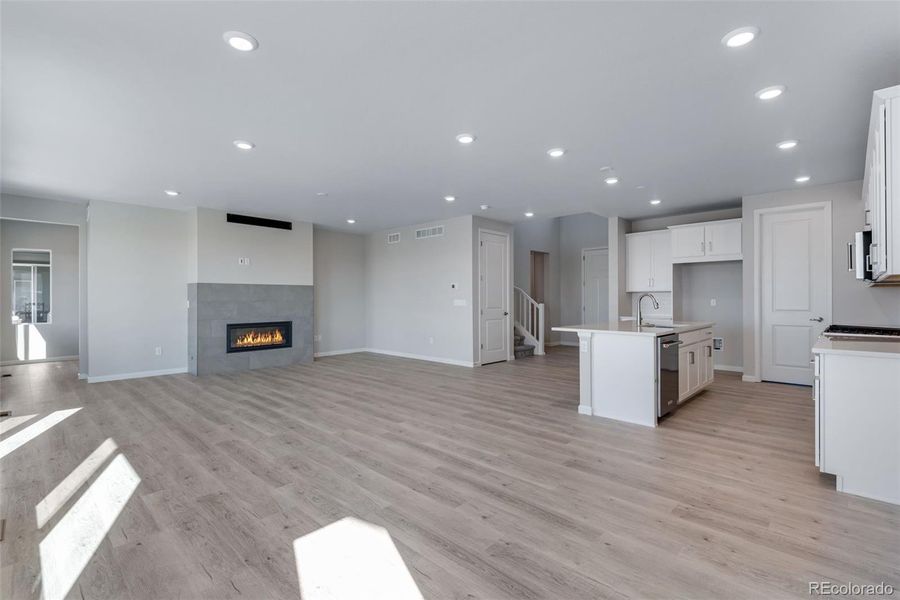 Spacious, unfurnished interior of a new home in Reunion Ridge, Commerce City (Image 27).