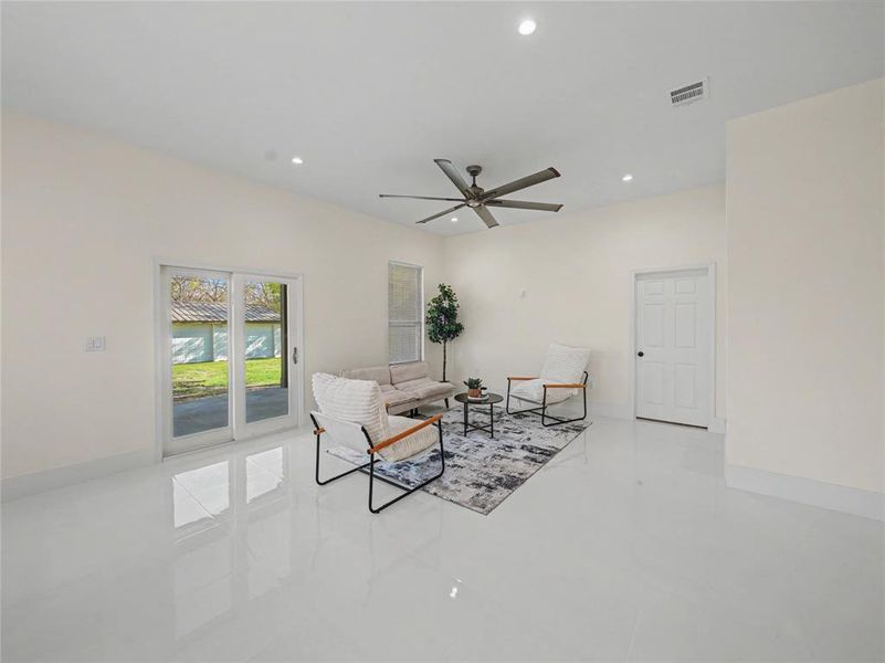 Living area with a ceiling fan and recessed lighting