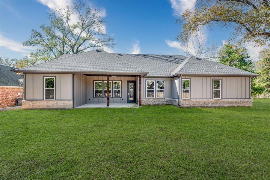 Exterior details and patio area of a home in , Enchanted Oaks (Image 4).