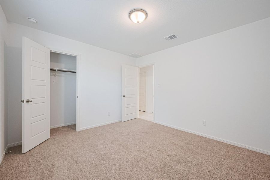 Spacious, unfurnished interior of a new home in Lago Mar, Texas City (Image 29).