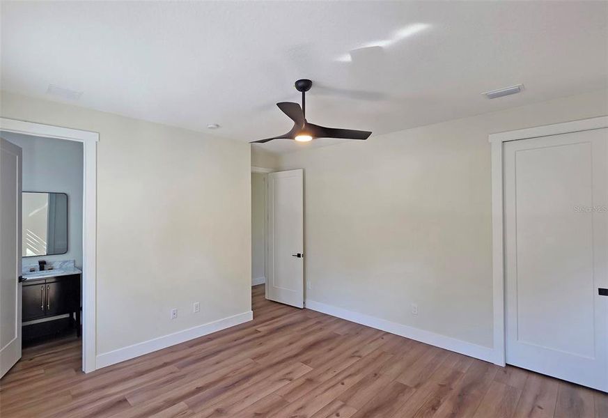Spacious, unfurnished interior of a new home in , Sarasota (Image 27).