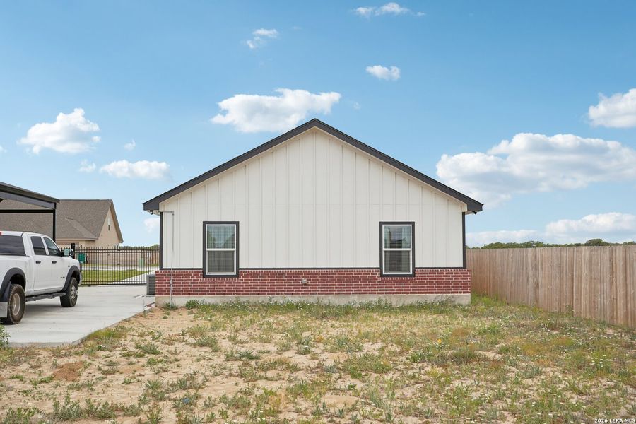 Exterior details and patio area of a home in , La Vernia (Image 3).