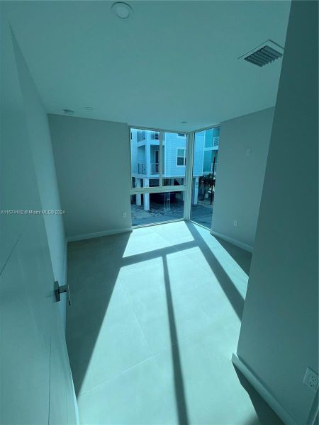Spacious, unfurnished interior of a new home in , Key Largo (Image 7).