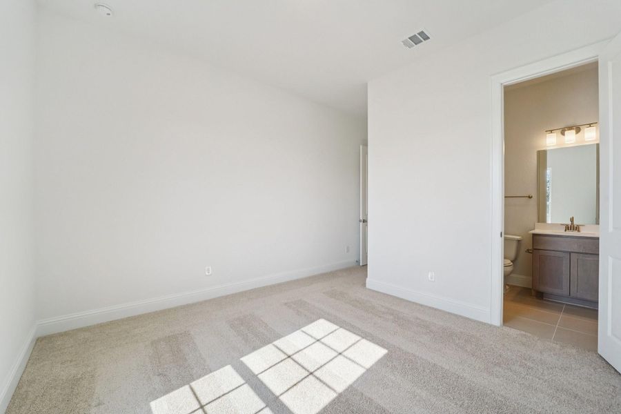 Spacious, unfurnished interior of a new home in Meridiana 70', Manvel (Image 27).