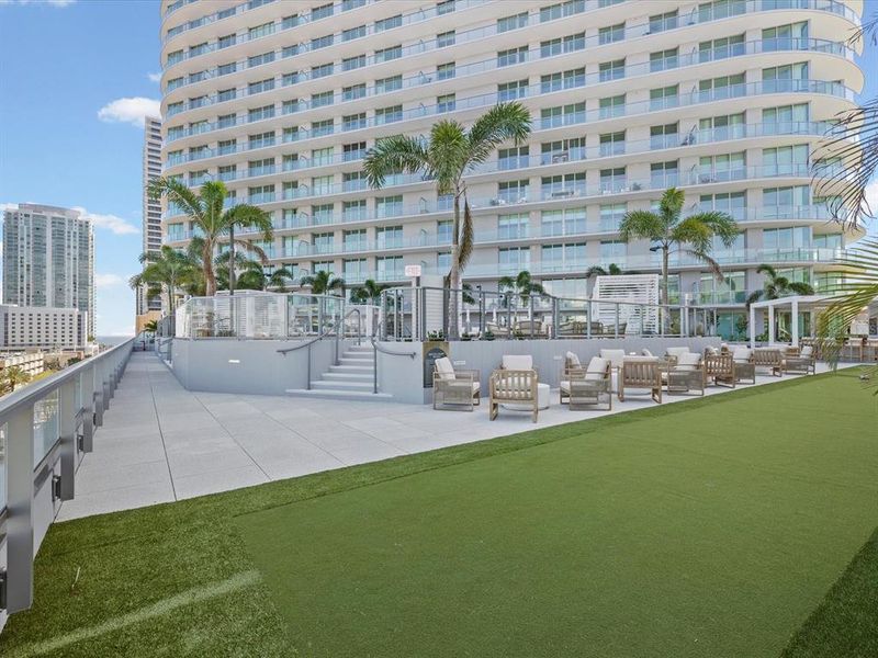 Condo located in St. Petersburg, FL showcasing its design and architecture (Image 29).