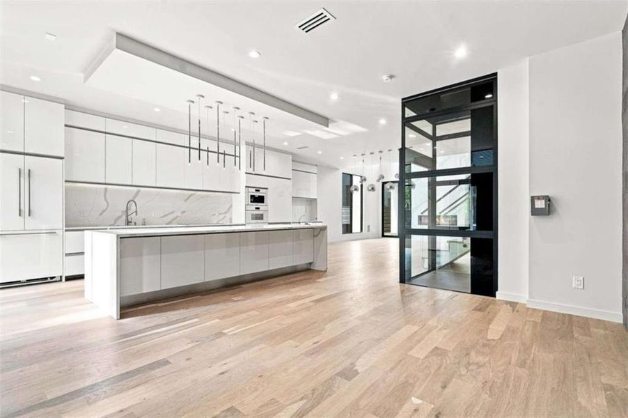 Spacious, unfurnished interior of a new home in , Atlanta (Image 37).