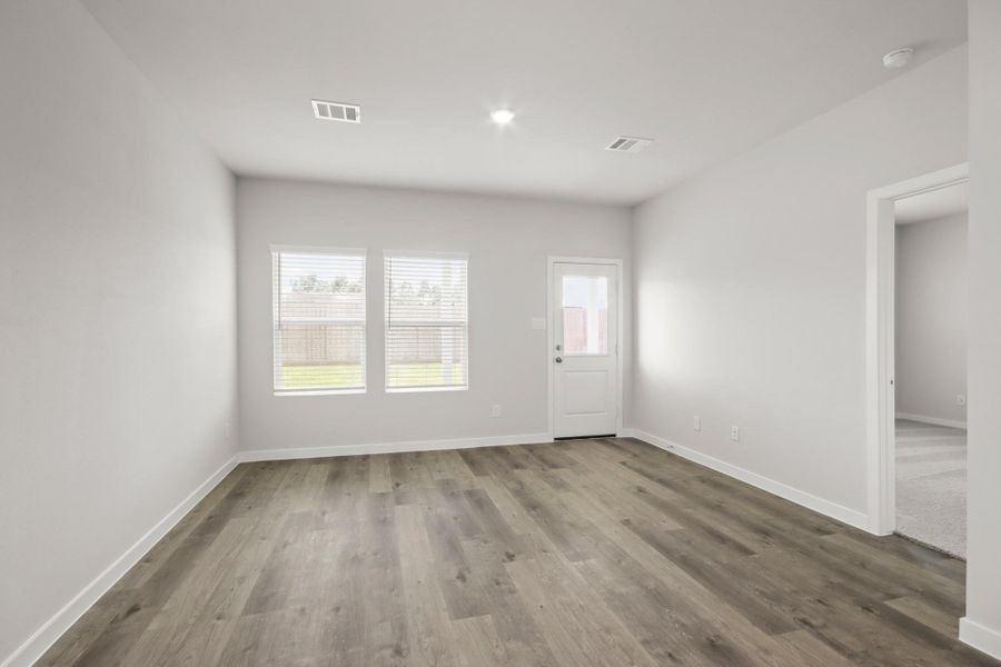 Spacious, unfurnished interior of a new home in Sherwood Glen, Conroe (Image 8).