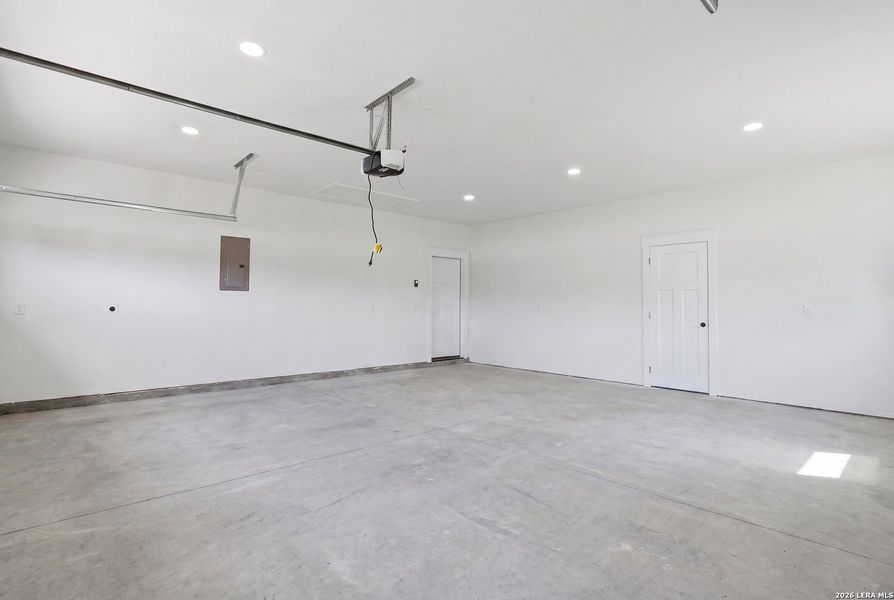 Spacious, unfurnished interior of a new home in , Bandera (Image 19).