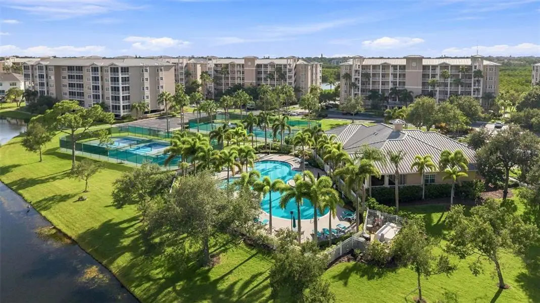 Condo located in Seminole, FL showcasing its design and architecture (Image 4).