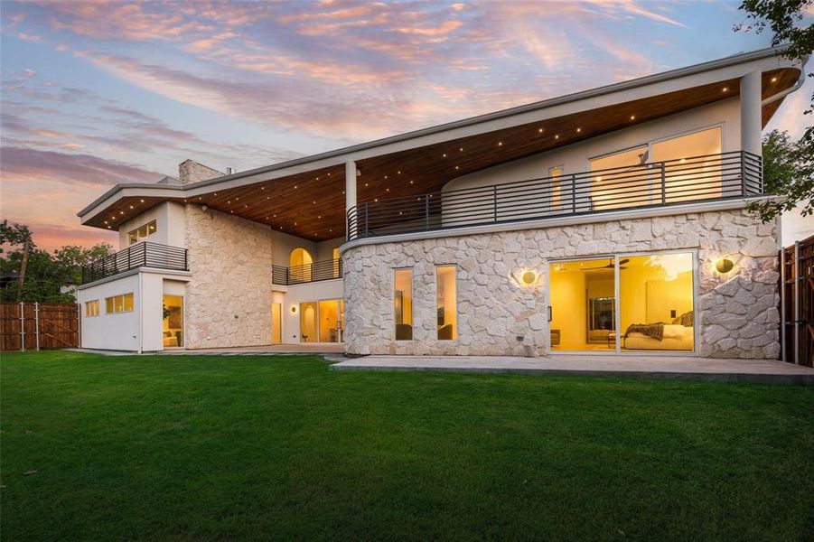 Exterior details and patio area of a home in , Dallas (Image 3).