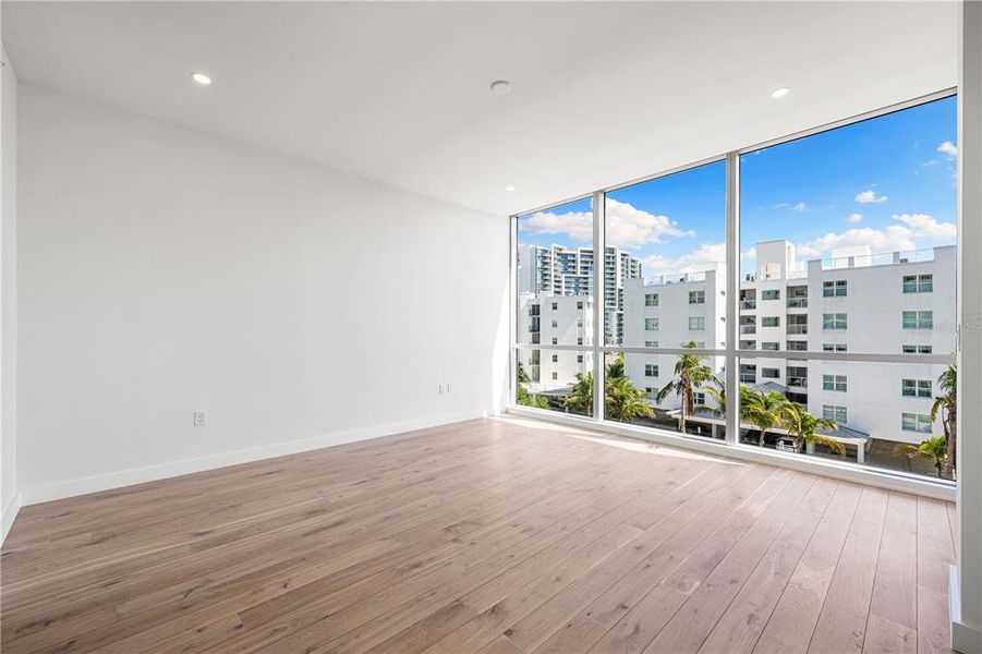 Spacious, unfurnished interior of a new home in , Sarasota (Image 16).
